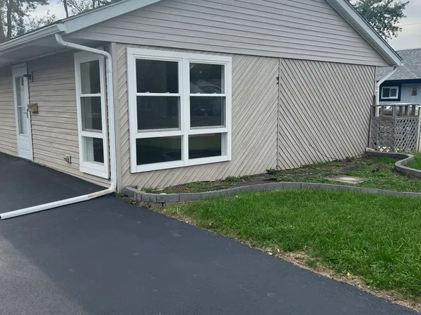 3 Walnut St, Carpentersville, IL 60110