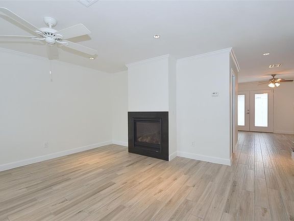 3rd image of 5871 Valley Forge Dr #103