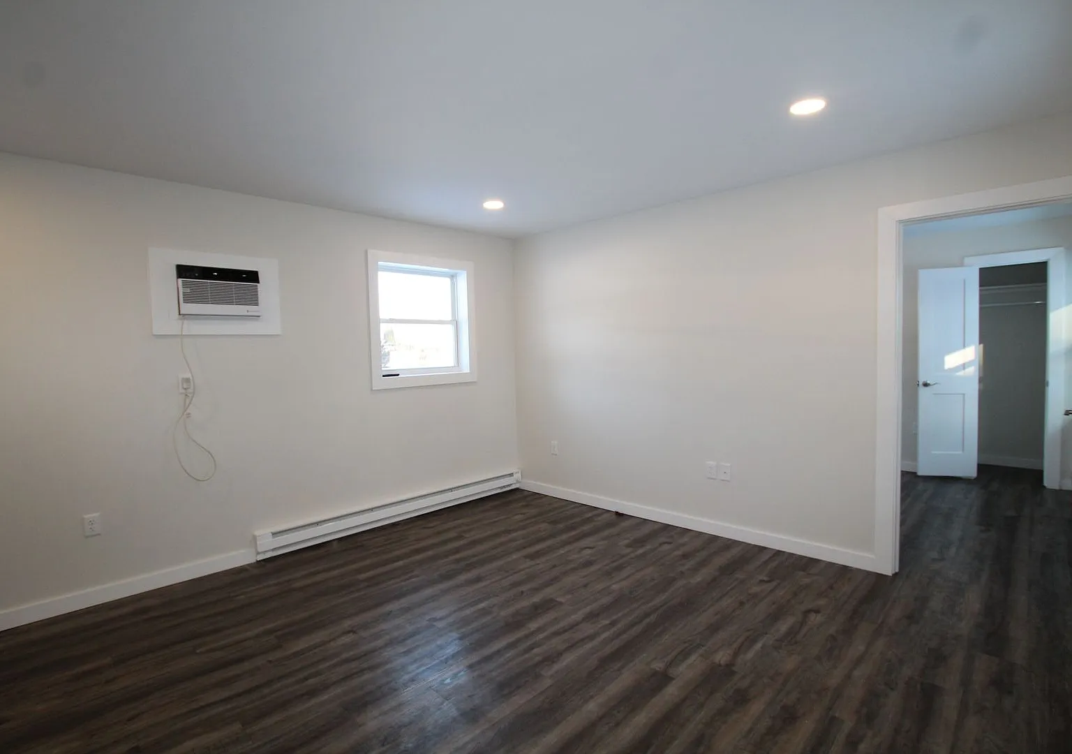 Free 1 Month Rent!! Beautifully Remodeled And Completed 1 Bedroom Apartment — Photo 2