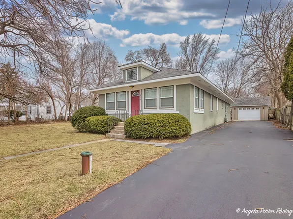 824 N River Rd, McHenry, IL 60051