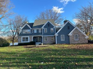 2215 Harrow Gate Dr, Inverness, IL 60010