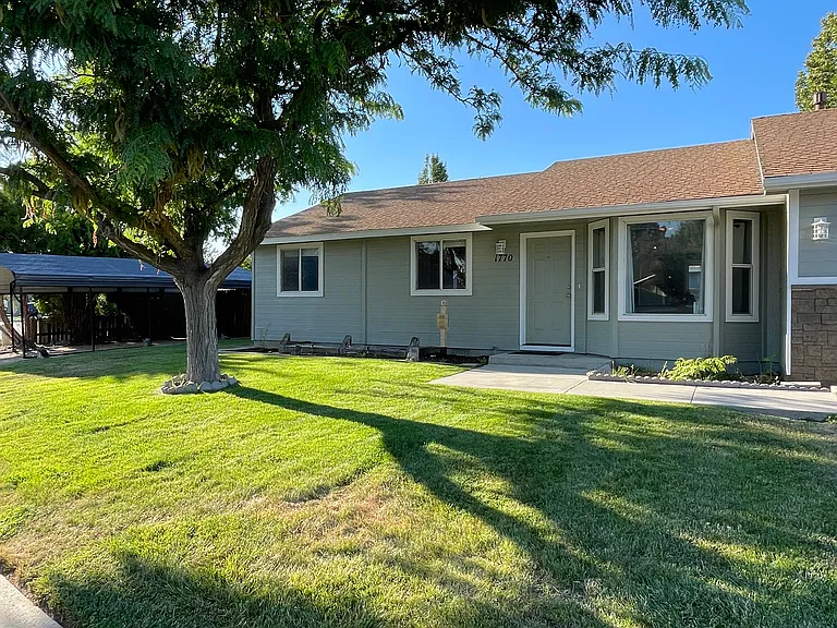 1770 E Oakcrest Dr — Photo 1