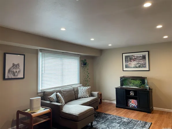 4 Pointe Circle S #4, Coram, NY 11727