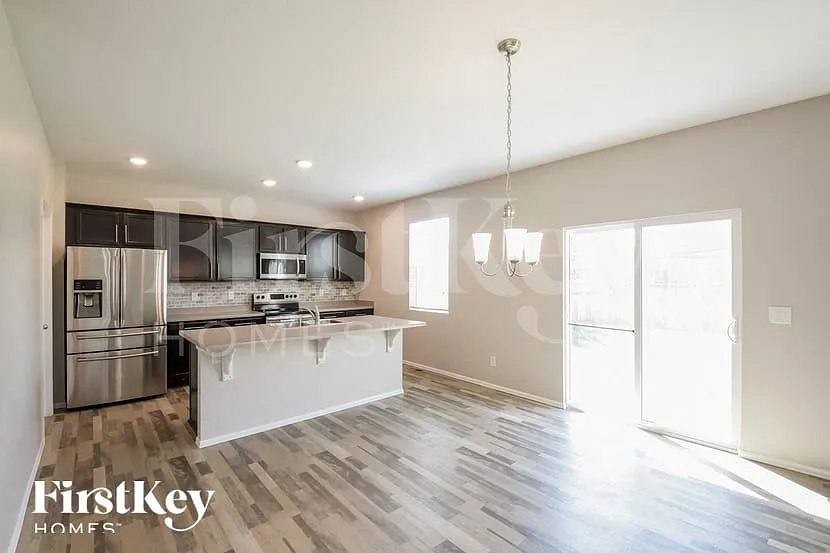 4 bed, 2.0 bath, 2542 sqft, $3,390 — Photo 4