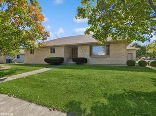 202 Deerhaven Dr, Minooka, IL 60447