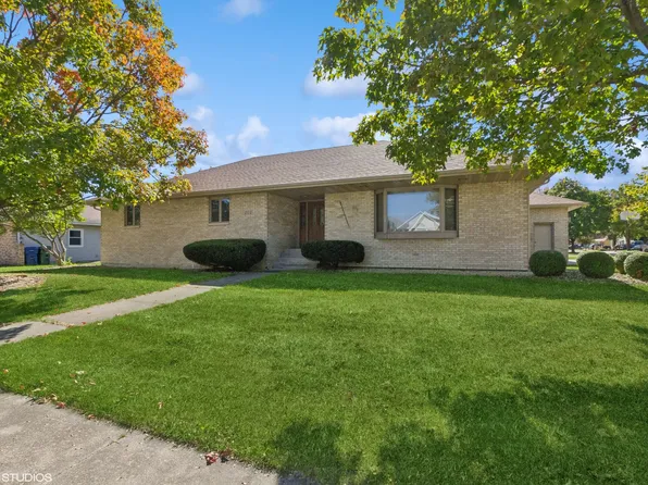 202 Deerhaven Dr, Minooka, IL 60447