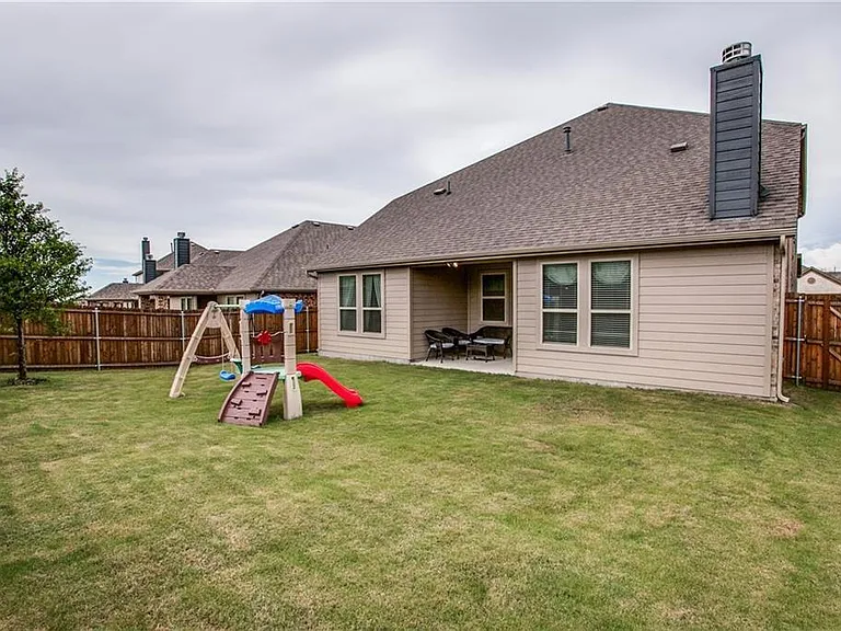300 Rugby Ln — Photo 21