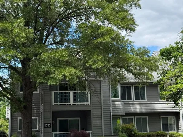11743 Summerchase Cir APT B, Reston, VA 20194