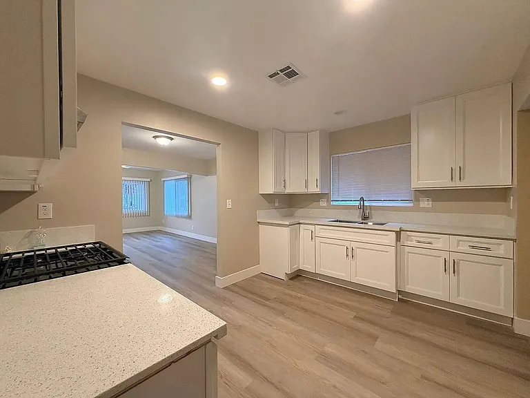 1550 N Pershing Ave — Photo 6