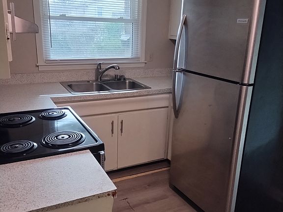 5th image of 2081 Cambridge Dr #B