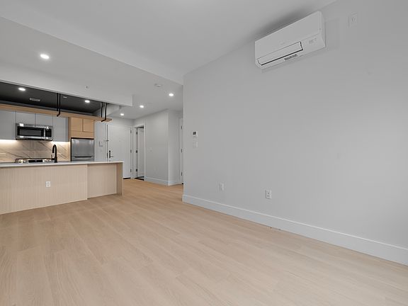 3rd image of 77-63 Vleigh Pl #424