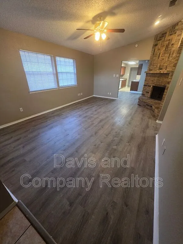 3 bed, 2.0 bath, 1572 sqft, $2,100 — Photo 3