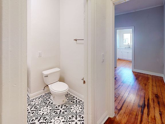 5th image of 1416 W 10th Pl APT 202