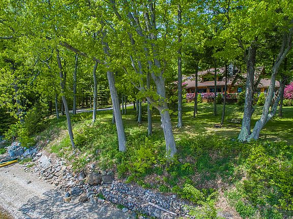 5th image of 28 Evergreen Ln
