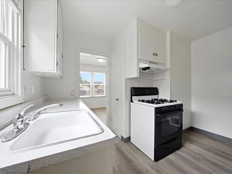 1347 Thayer Dr — Photo 15