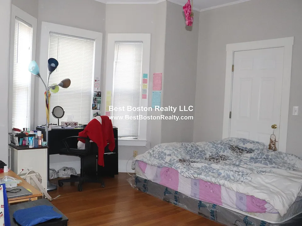 222 Banks St #3