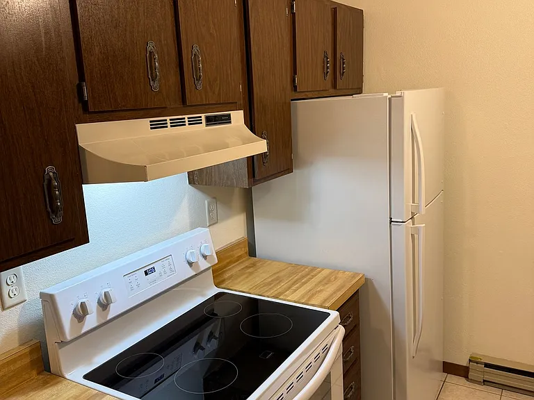 Immaculate Updated 1 Bedroom with 1 Bath — Photo 11