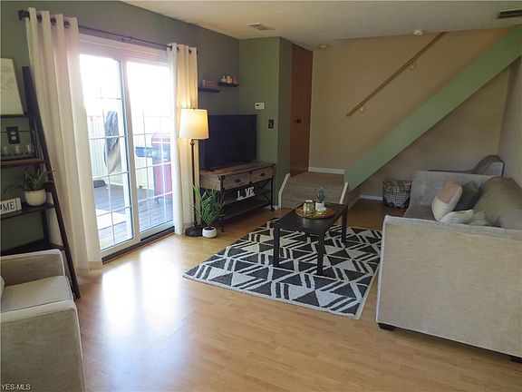 3rd image of 20480 Williamsburg Ct