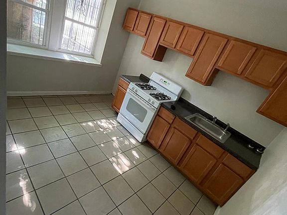 4th image of 7758 S Phillips Ave #G