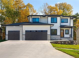 975 Arbor Woods Dr, Pleasant Hill, IA 50327