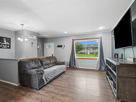 3rd image of 6704 Idlebrook Ln NE