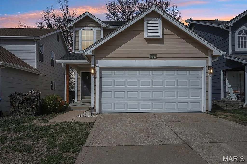 2329 Hunters Crest Dr photo 1
