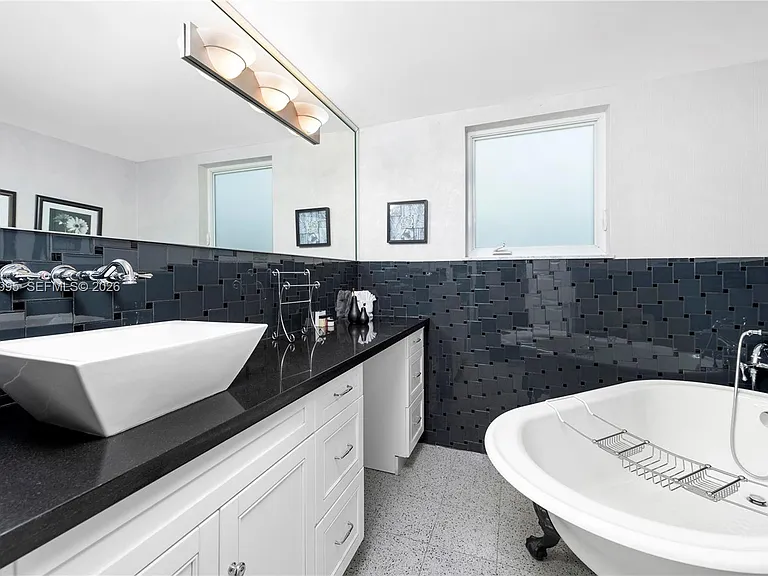 472 Sunset Dr — Photo 11