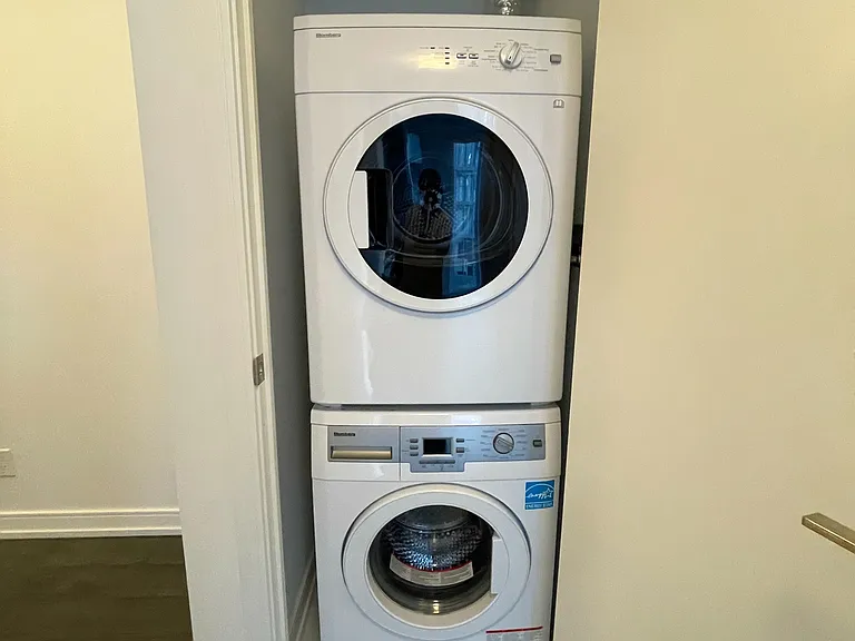 28 Wellesley St E #1207 — Photo 9