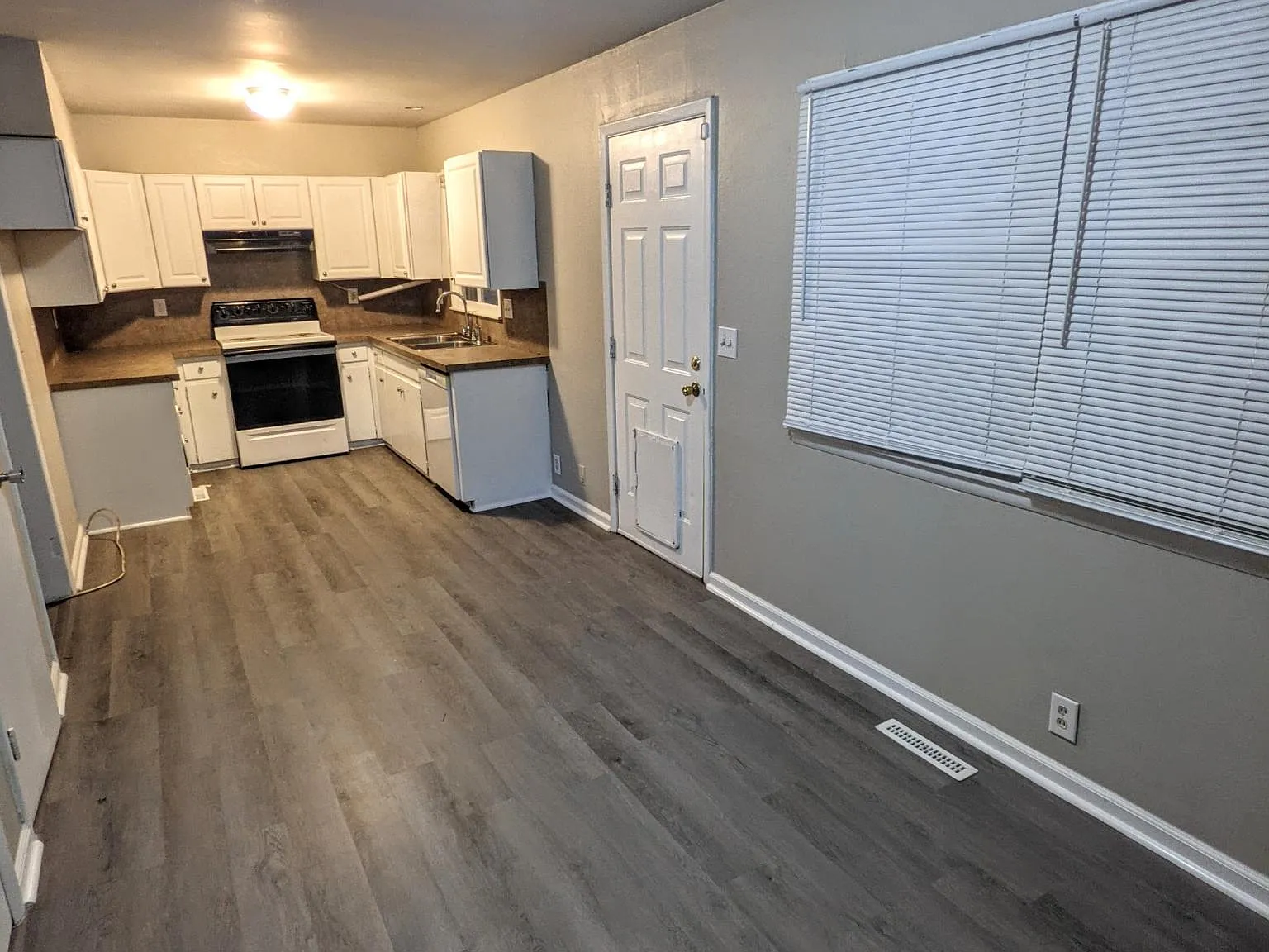 4 bed, 1.5 bath, 2300 sqft, $1,695 — Photo 3