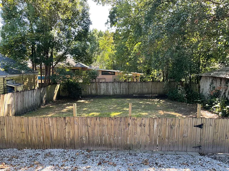 2153 Dauphin St — Photo 10