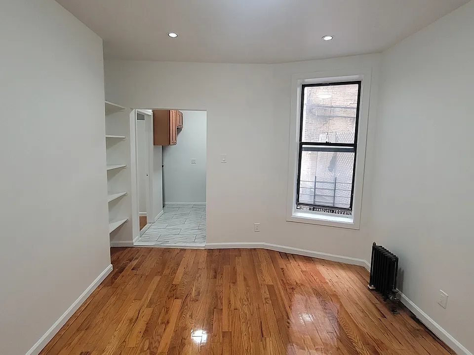 E 161st St