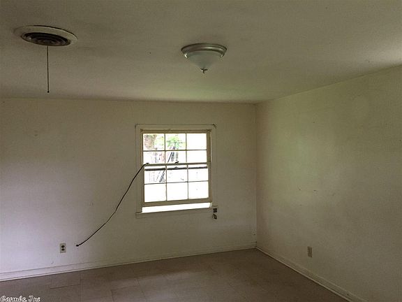 3rd image of 103 E Spruce St