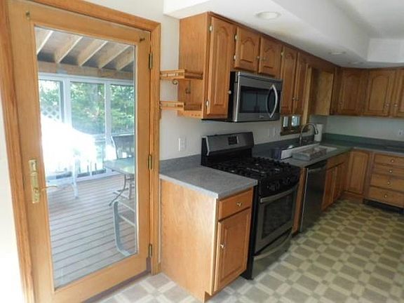 4th image of 12 Willowdale Dr