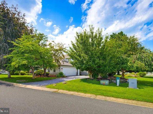 3 Laurelgate Pl, Millersville, PA 17551