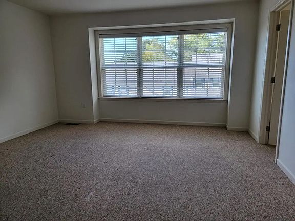 2nd image of 639 Winding Ln