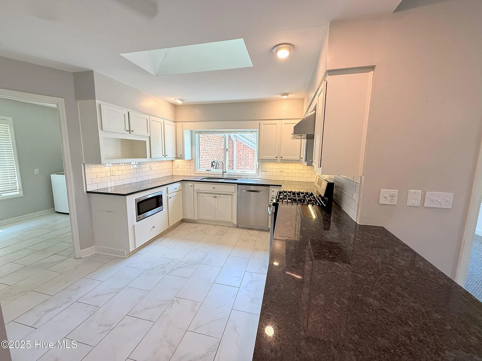 3 bed, 2.5 bath, 2141 sqft, $2,600 — Photo 4