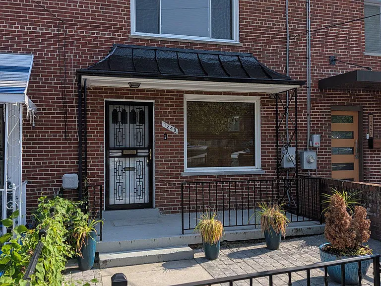 1249 Farragut Pl NE — Photo 1