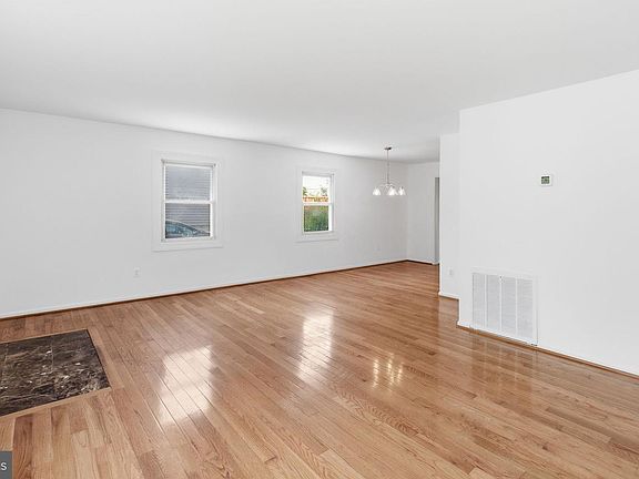 3rd image of 2146 Pimmit Dr