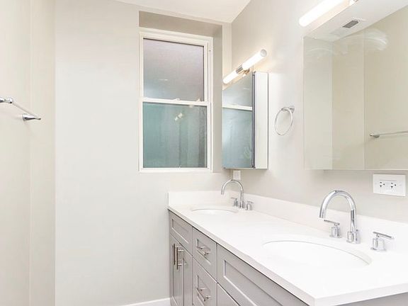 3rd image of 824 N Oakley Blvd APT 3