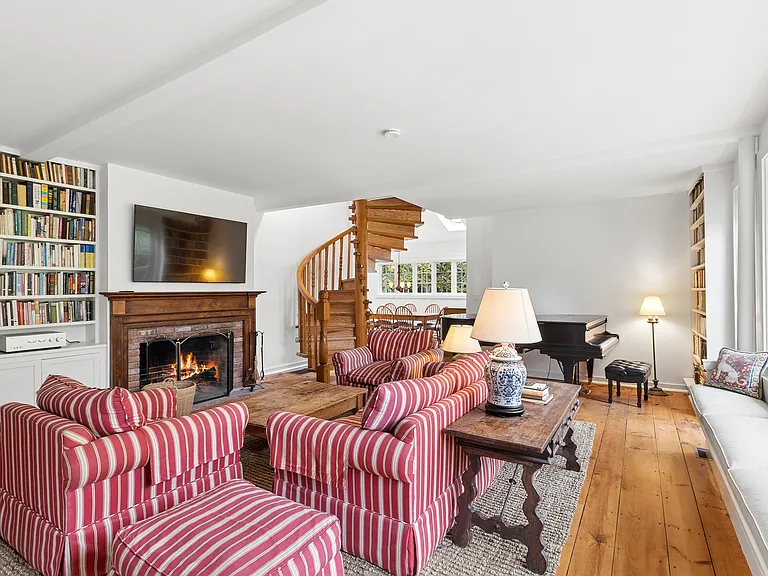 130 Montauk Hwy — Photo 2