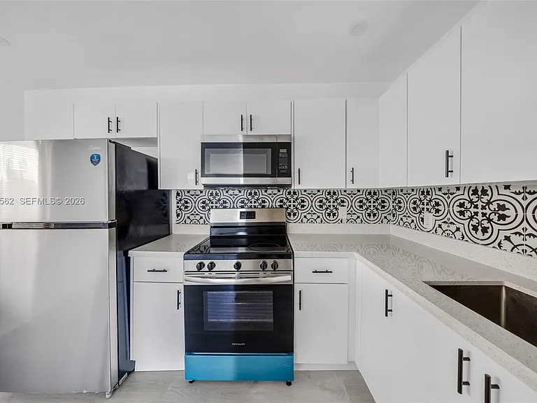 920 NW 8th Ave #3 — Photo 10