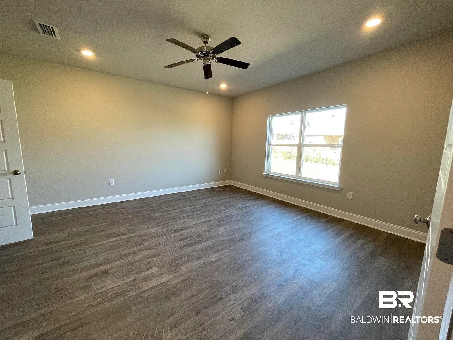 4 bed, 2.0 bath, 2047 sqft, $2,400 — Photo 4