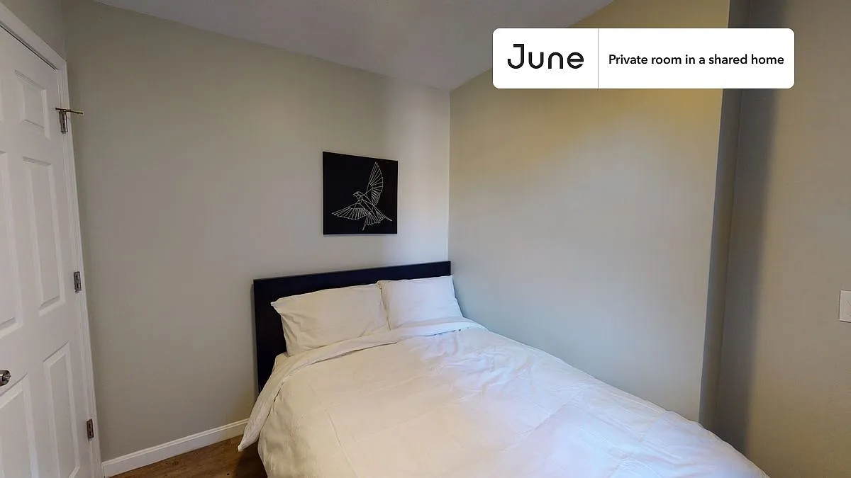 Queen bedroom in 3 bed/1 bath home in North End #473 B — Photo 3