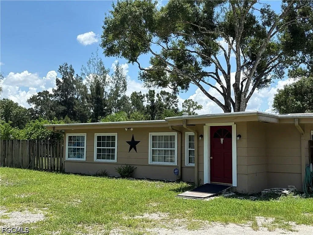 3 bed, 1.0 bath, 1200 sqft, $2,000 — Photo 2