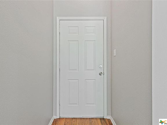 5th image of 802 Twin Oaks Dr