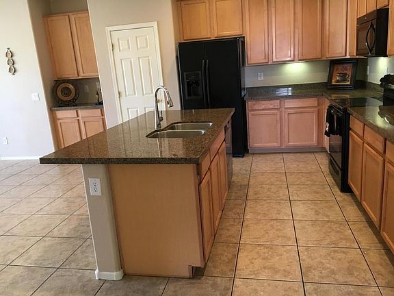 Granite, Island & Lots of Cabinets