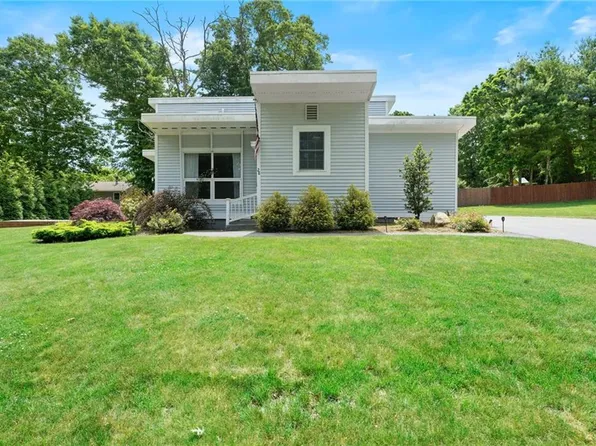 28 Oak Tree Dr, Johnston, RI 02919