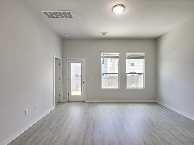 15107 Forum Ave — Photo 10