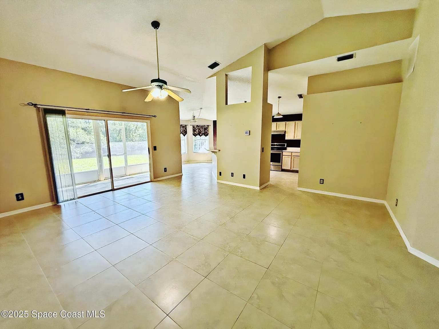 3 bed, 2.0 bath, 1385 sqft, $2,450 — Photo 2