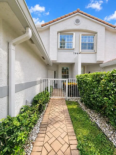 3 bed, 2.0 bath, 1375 sqft, $3,200 — Photo 2